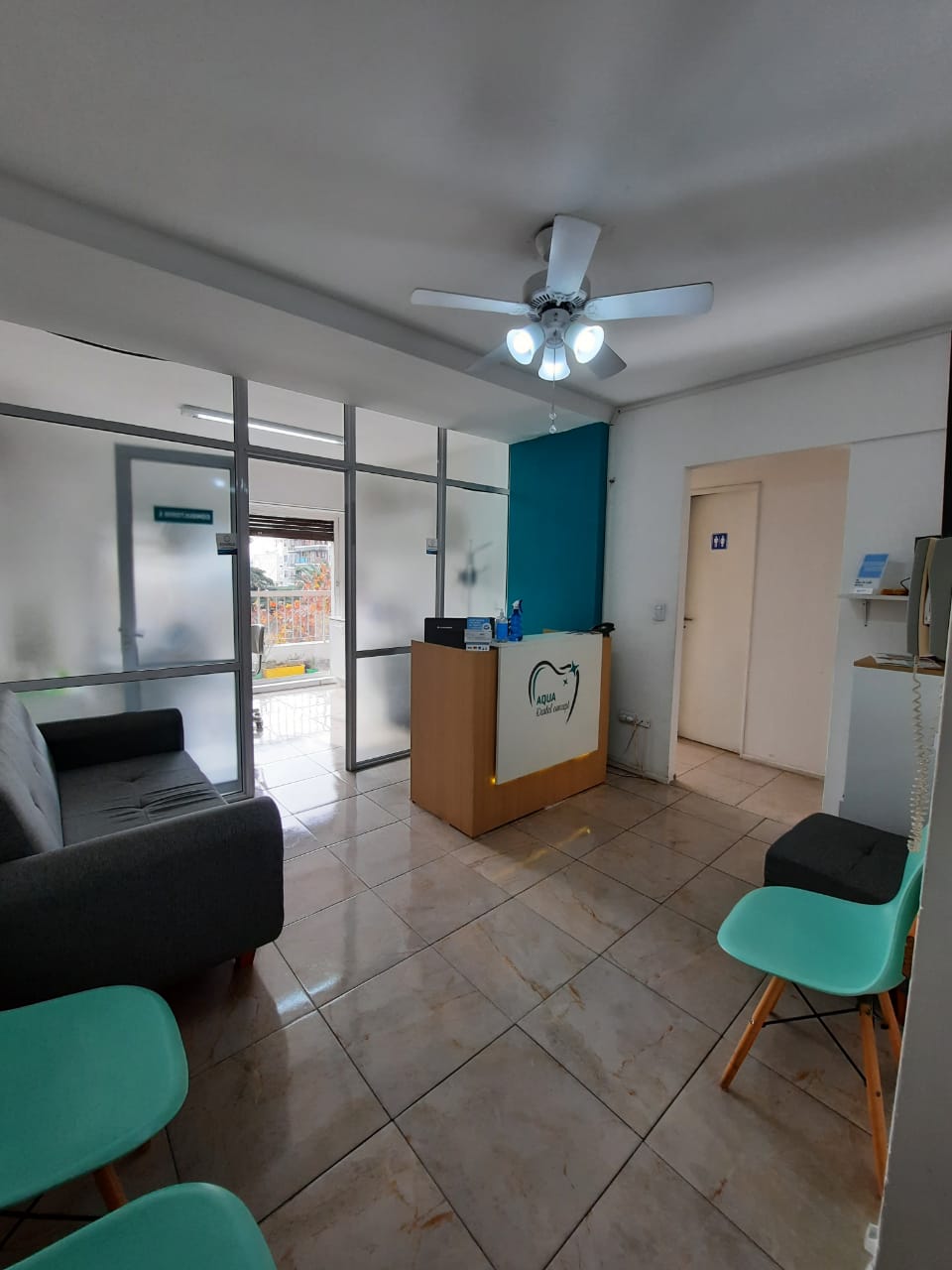 Sala de espera AQUA Dental Concept